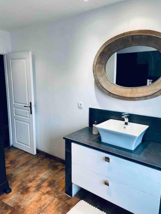 Maison Climatisee Avec Stationnement Et Wifi Bram Экстерьер фото